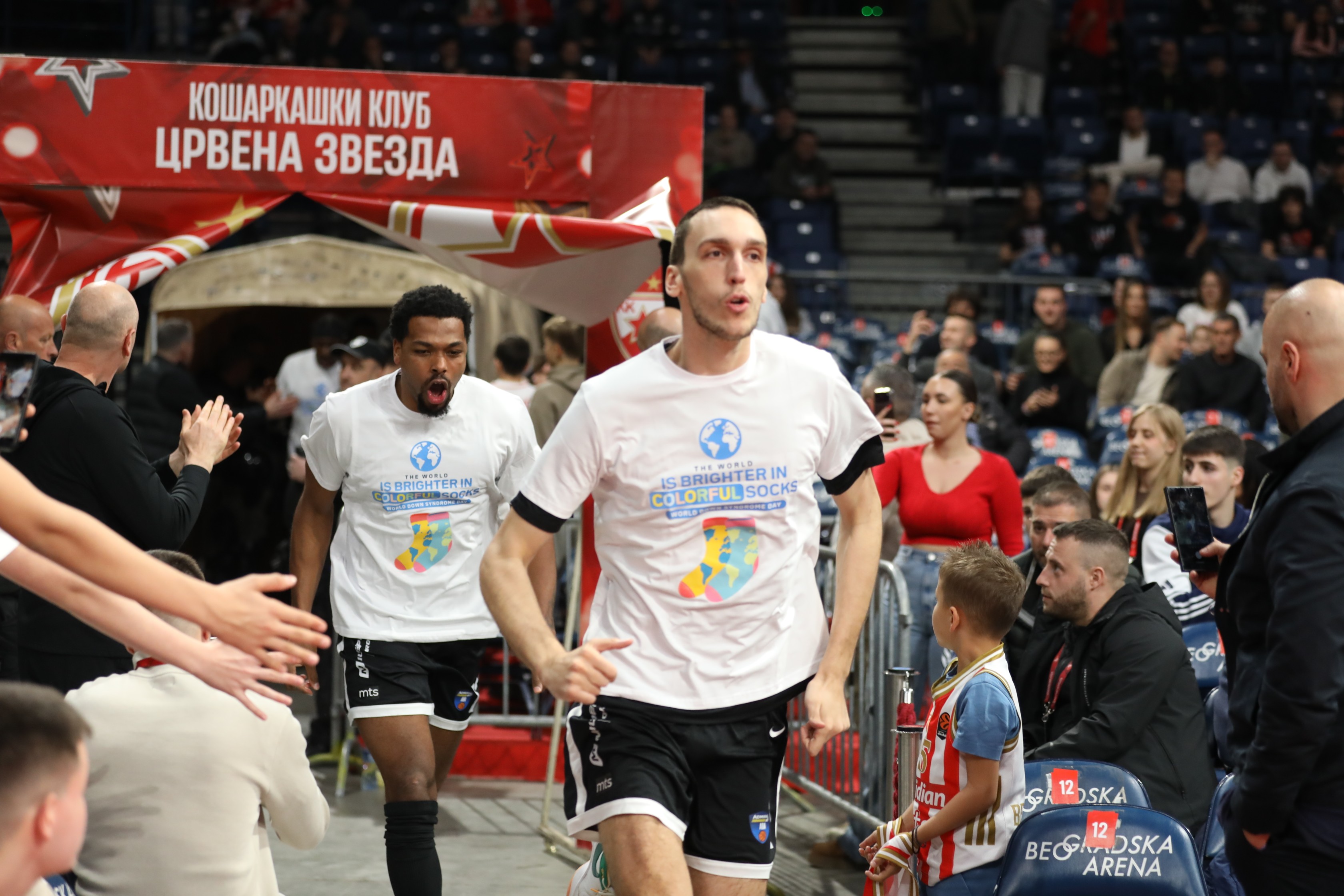 Košarkaši Zvezde i Partizana istrčali na večiti derbi u Areni u identičnim majicama, ovo je bio razlog