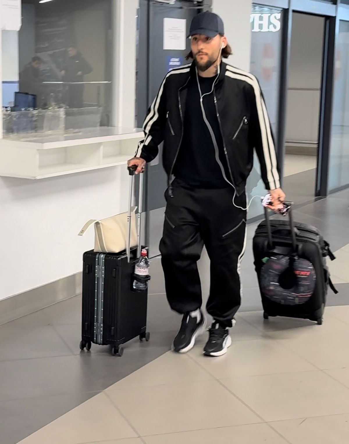 Gudelj sleteo na aerodrom u prepoznatljivom ležernom stilu: Sačekao ga luksuzni džip, on izgovorio tri reči