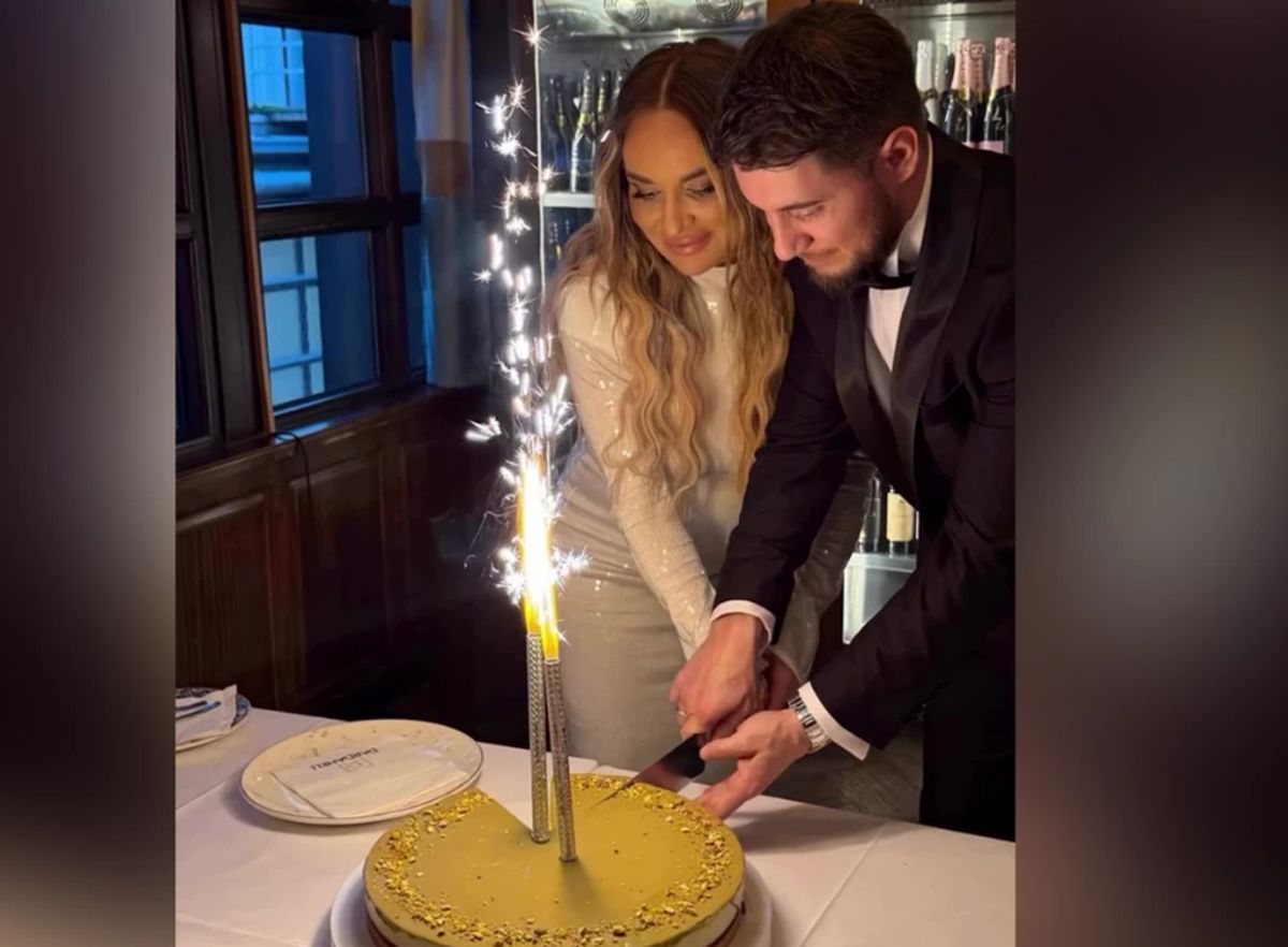 Idilična slika iz doma pevačkog para: Slave Mladence uz tortu i vatromet, ona u beloj haljini on u odelu