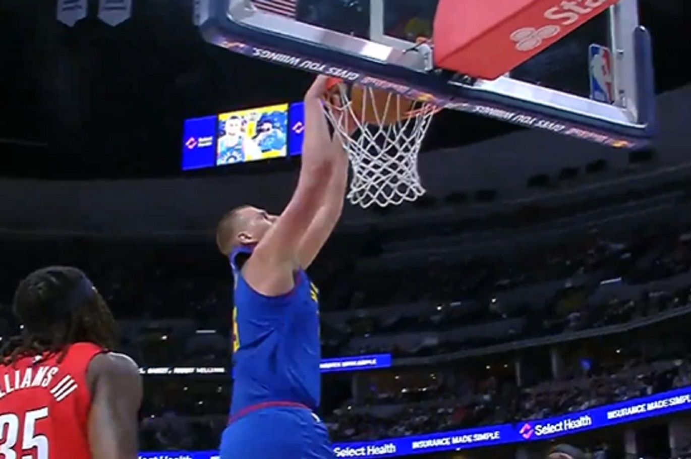 Ovako izgleda kada Nikola Jokić zakucava: Srbin dobio "autoput" do koša, pa oduševio navijače u Koloradu