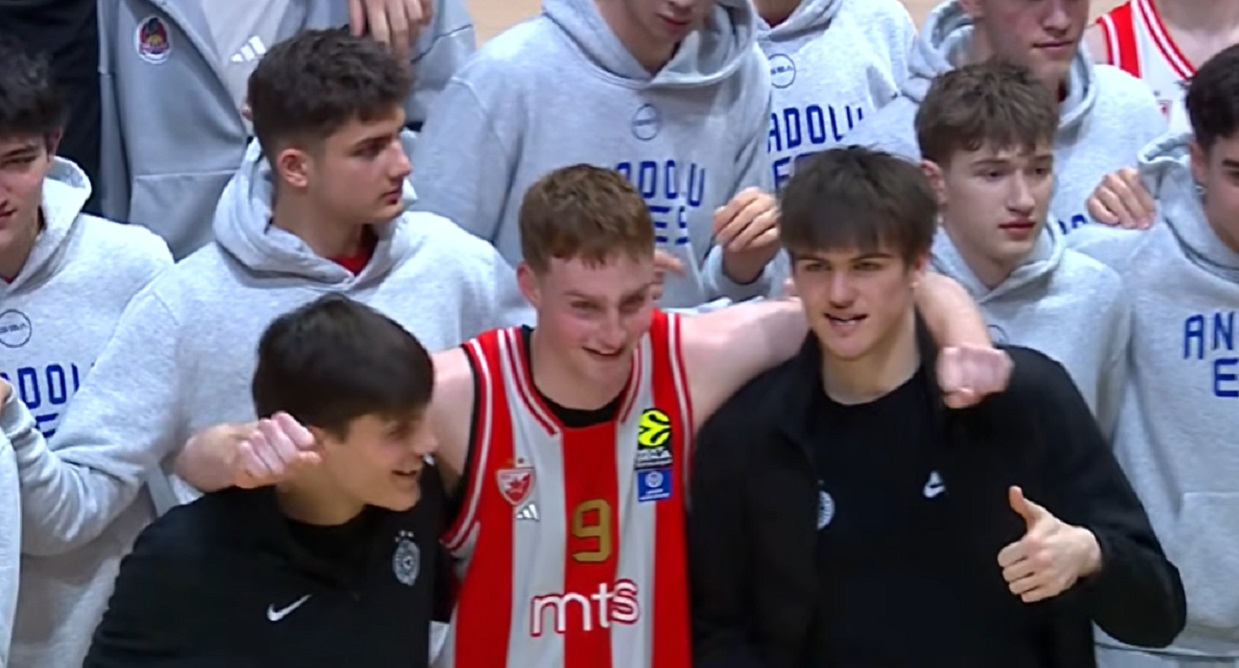 Najlepša slika dana: Košarkaši Partizana i Zvezde u zagrljaju sa osmehom, to su naši budući šampioni