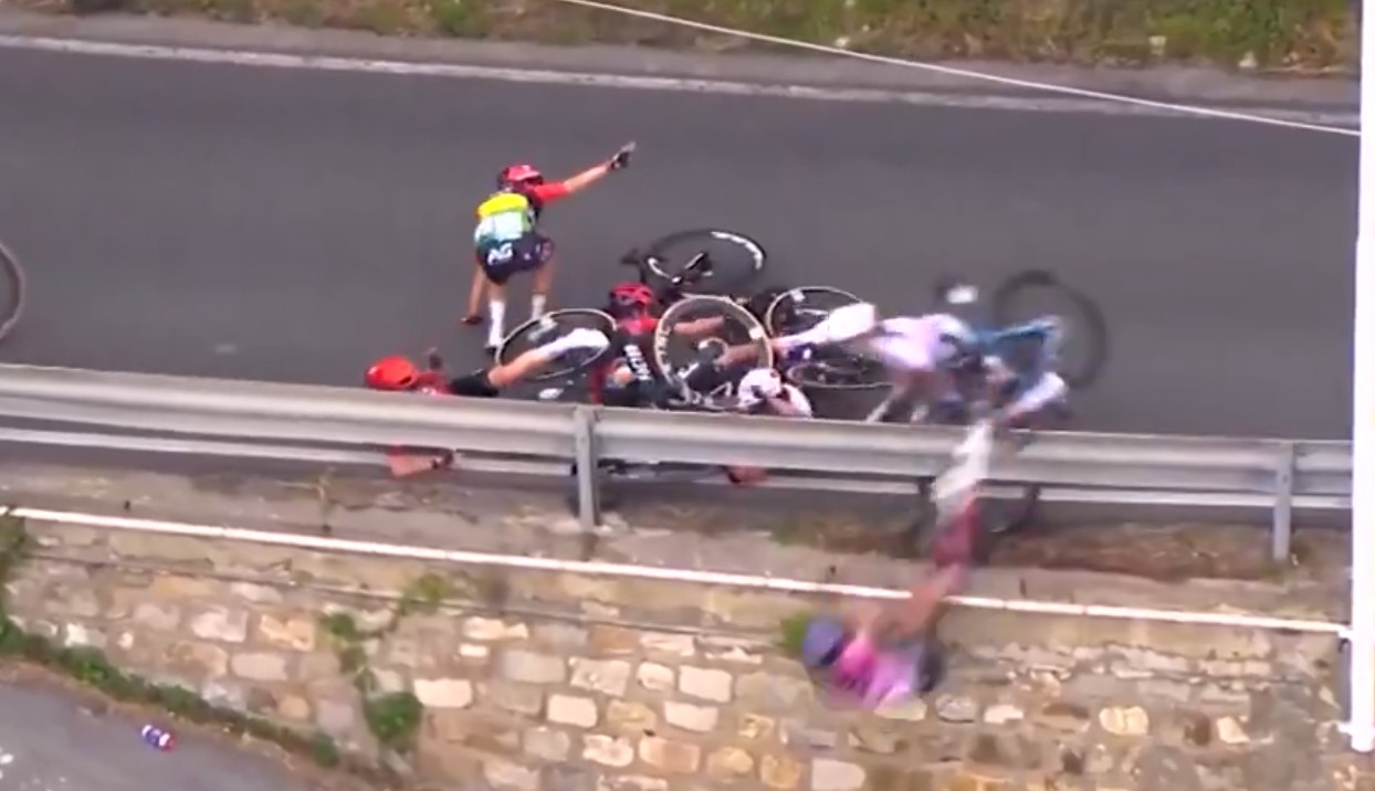 Užas na čuvenoj trci u Italiji: Biciklistkinja preletela preko ograde, ostala nepomično da leži