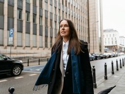 žena, grad, šetnja, obaveze, hladno