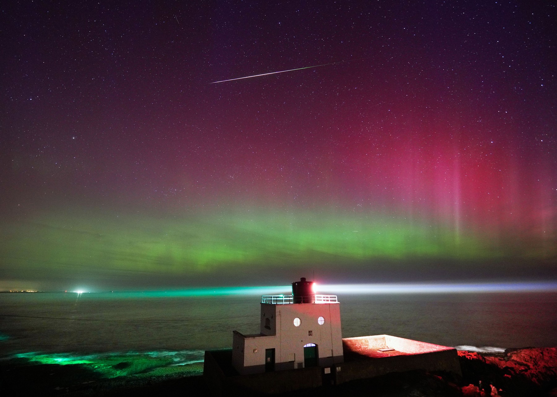 Svetlosni spektakl na nebu: Pogledajte slike ovog prirodnog fenomena, POLARNA SVETLOST obasjala Britaniju
