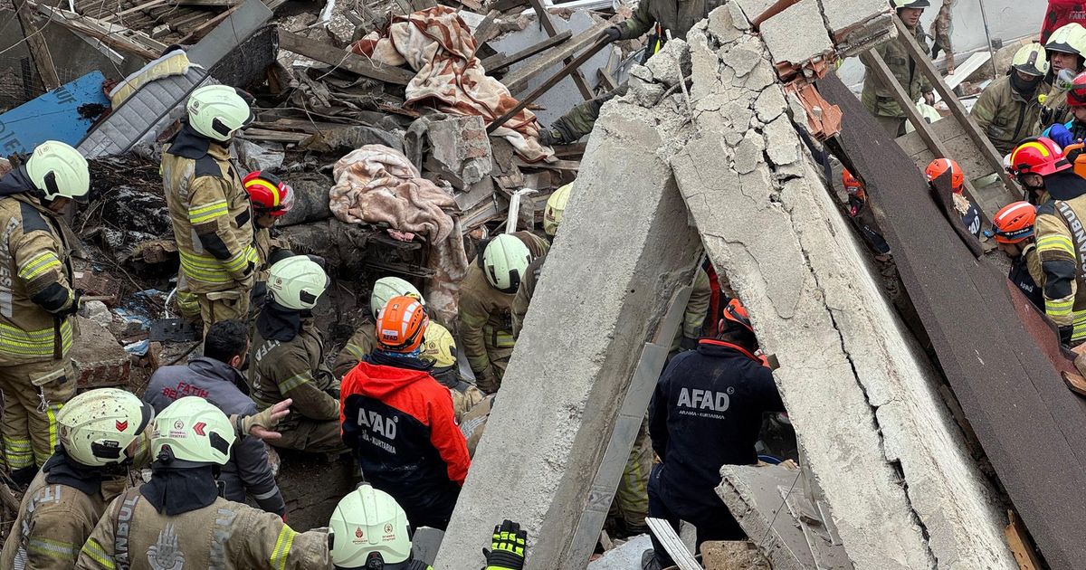 People trapped under tons of concrete, horrific scenes from Istanbul: Two buildings collapsed, what is the cause of the disaster?