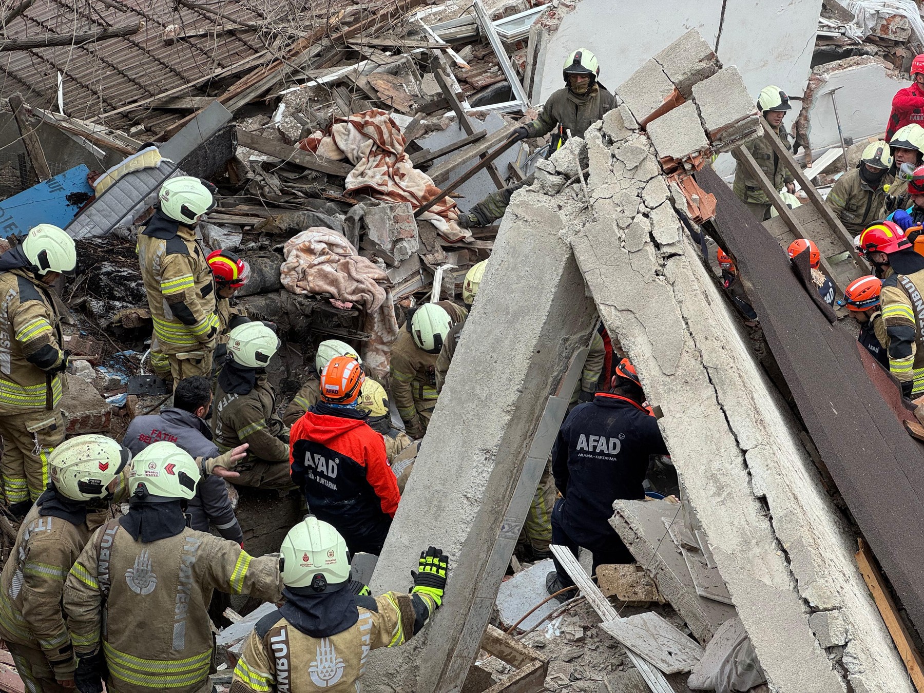 Ljudi zarobljeni ispod tona betona, užasne scene iz Istanbula: Dve zgrade se srušile, ovo je uzrok katastrofe?