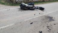 Teška saoraćajka u Požegi: Motociklista zadobio teške povrede, srča svuda po put, vozilo skroz uništeno