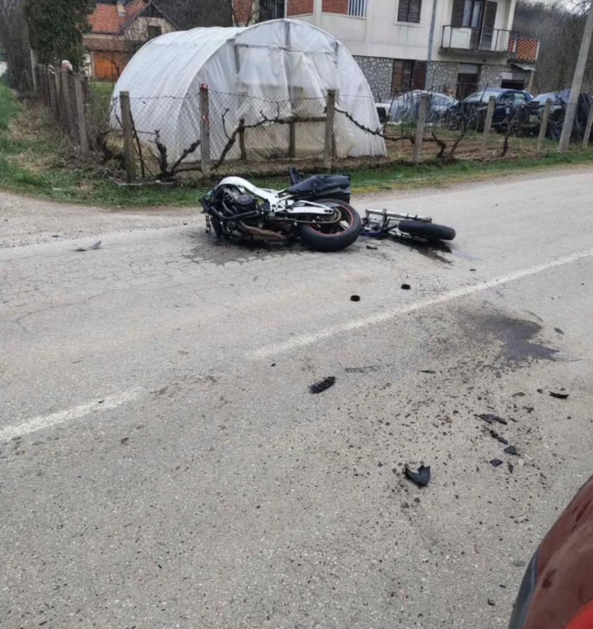 Teška saoraćajka u Požegi: Motociklista zadobio teške povrede, srča svuda po put, vozilo skroz uništeno