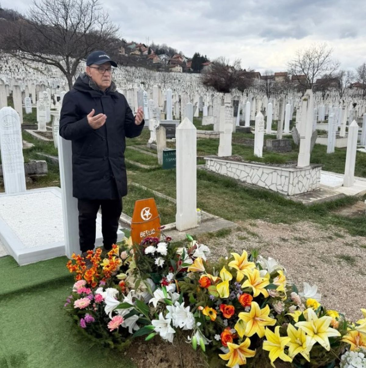 Moćnik sa estrade otišao na grob Halida Bešlića, sada isplivala njegova fotografija!