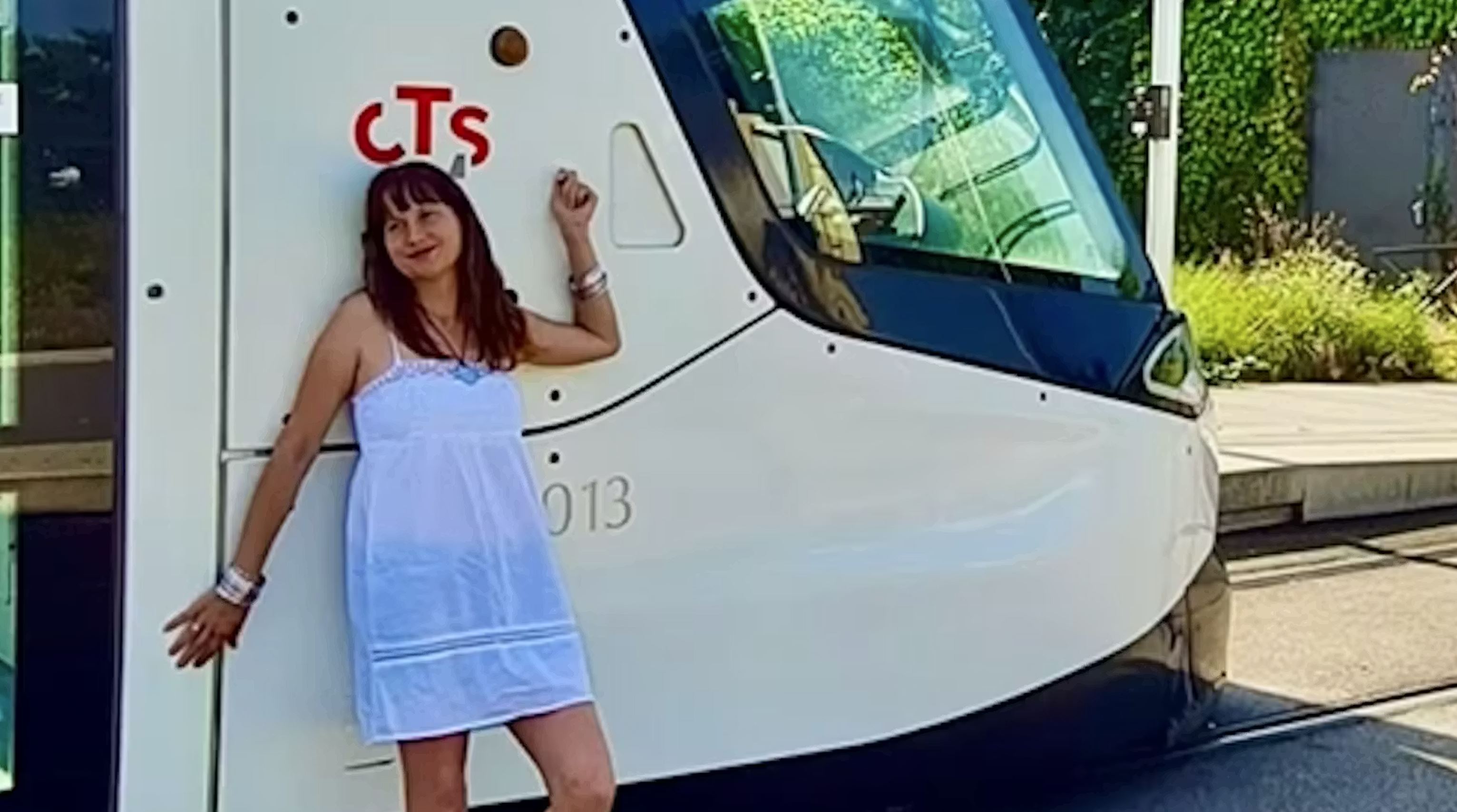 "U vezi sam sa čovekom ali i tramvajem, svi zajedno smo srećni": O Sandrinoj priči bruji svet