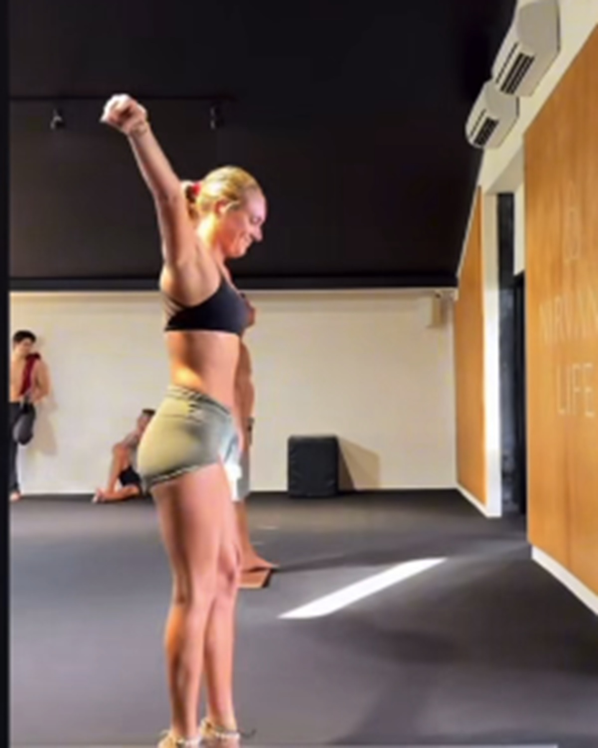 Danica se snimala dok trenira i ZAMERILA muškarcima iza što je NE GLEDAJU: U komentarima nastao haos