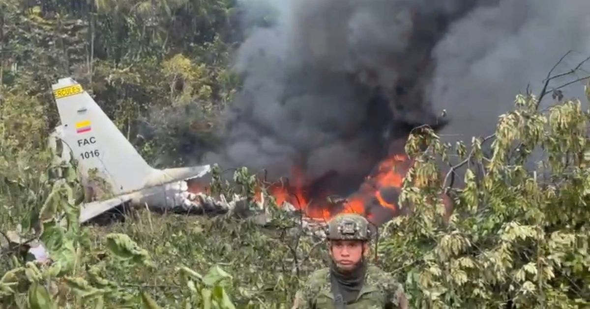 Poznat broj mrtvih i povređenih u padu vojnog aviona u Kolumbiji: Na letu bilo čak 125 ljudi!