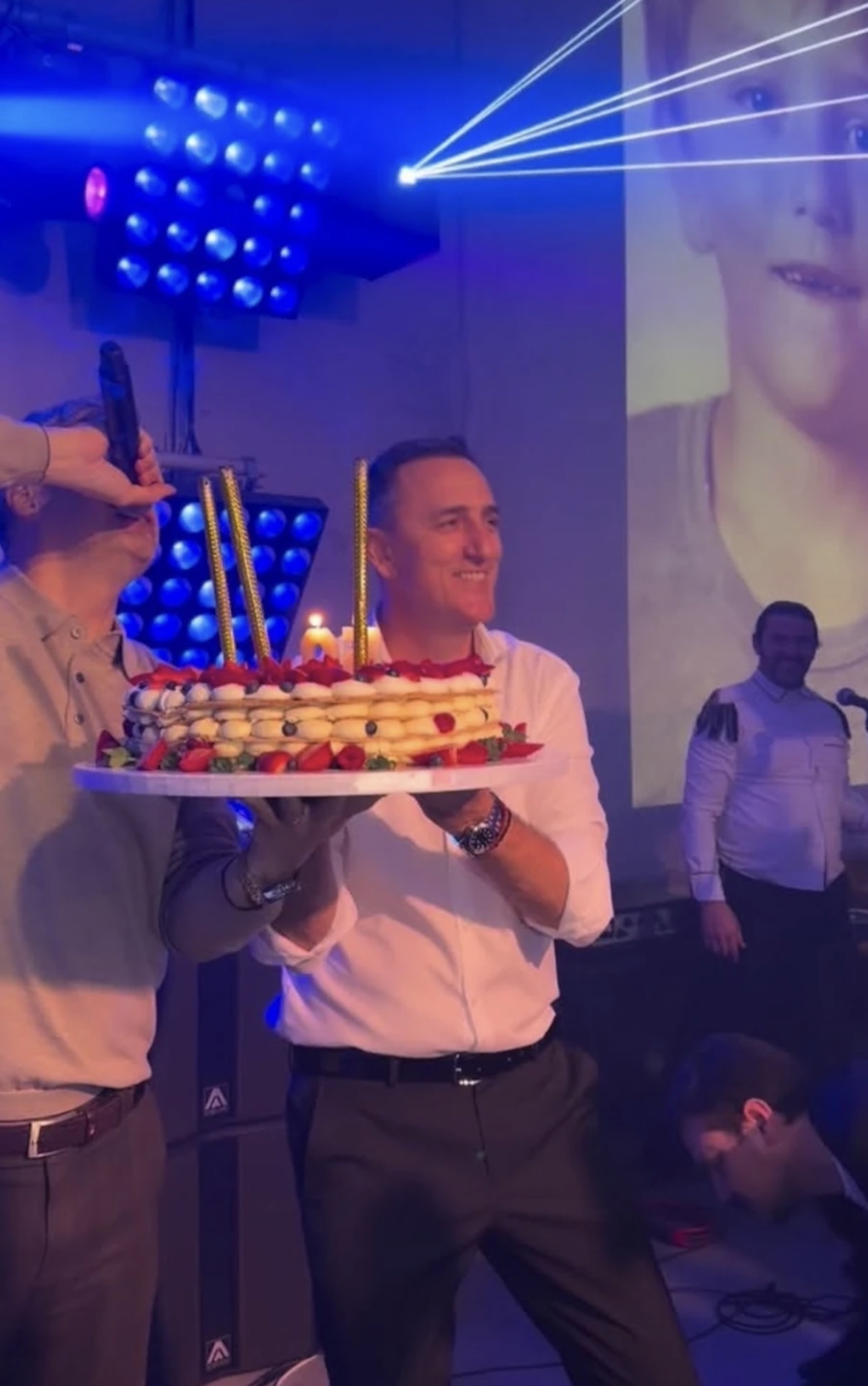 Sergej napravio gala slavlje za 50. rođendan: Ogromna torta sa vatrometom, a ovaj kolega mu je pevao pesmu