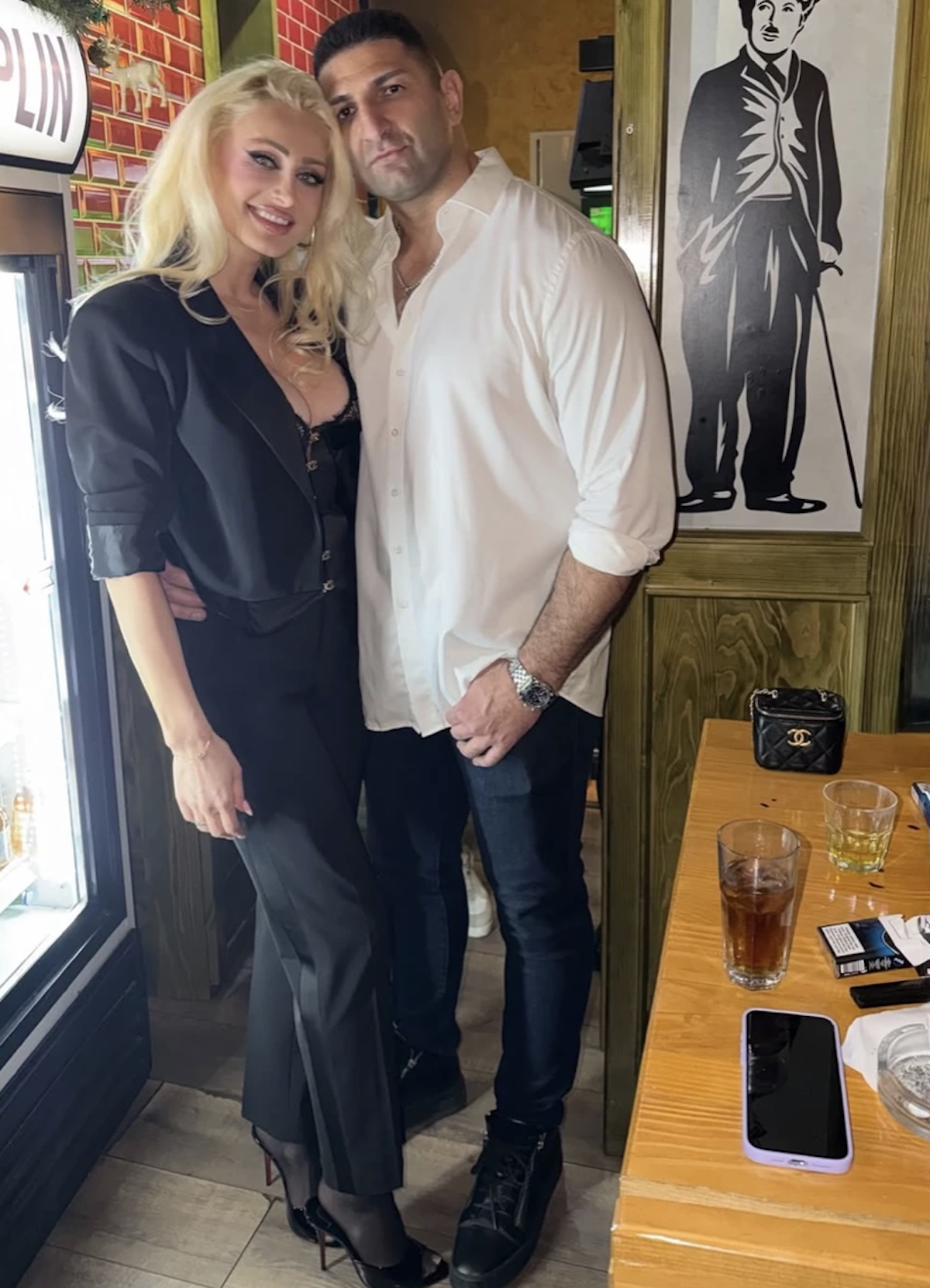 Ovo je brat Aneli Ahmić: Bio osuđivan, razveo se od pevačice, ipak se pomirili, a sada poziraju nasmejani