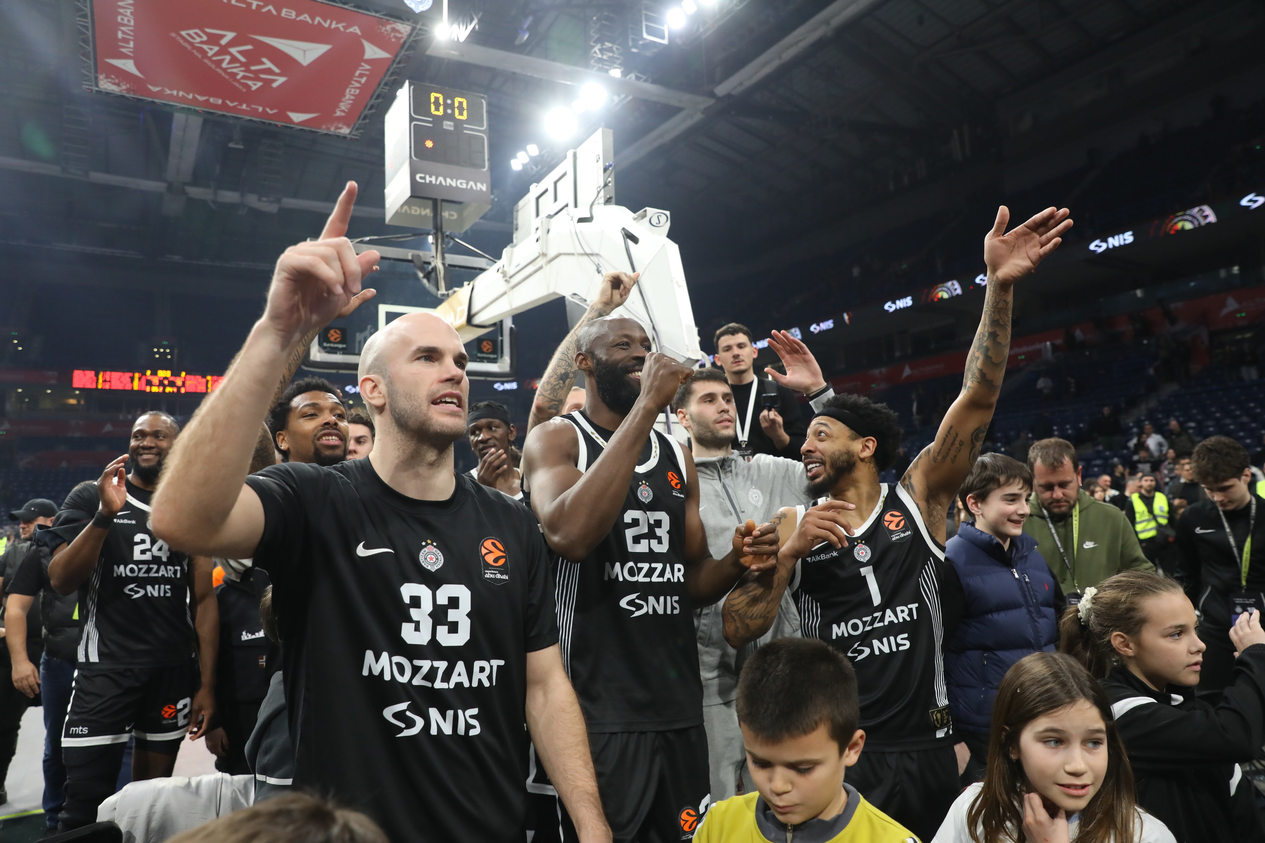 Partizan objavio novi snimak sa večitog derbija i ponovo "potkačio" Zvezdu: "Mangupi u tuđem dvorištu"