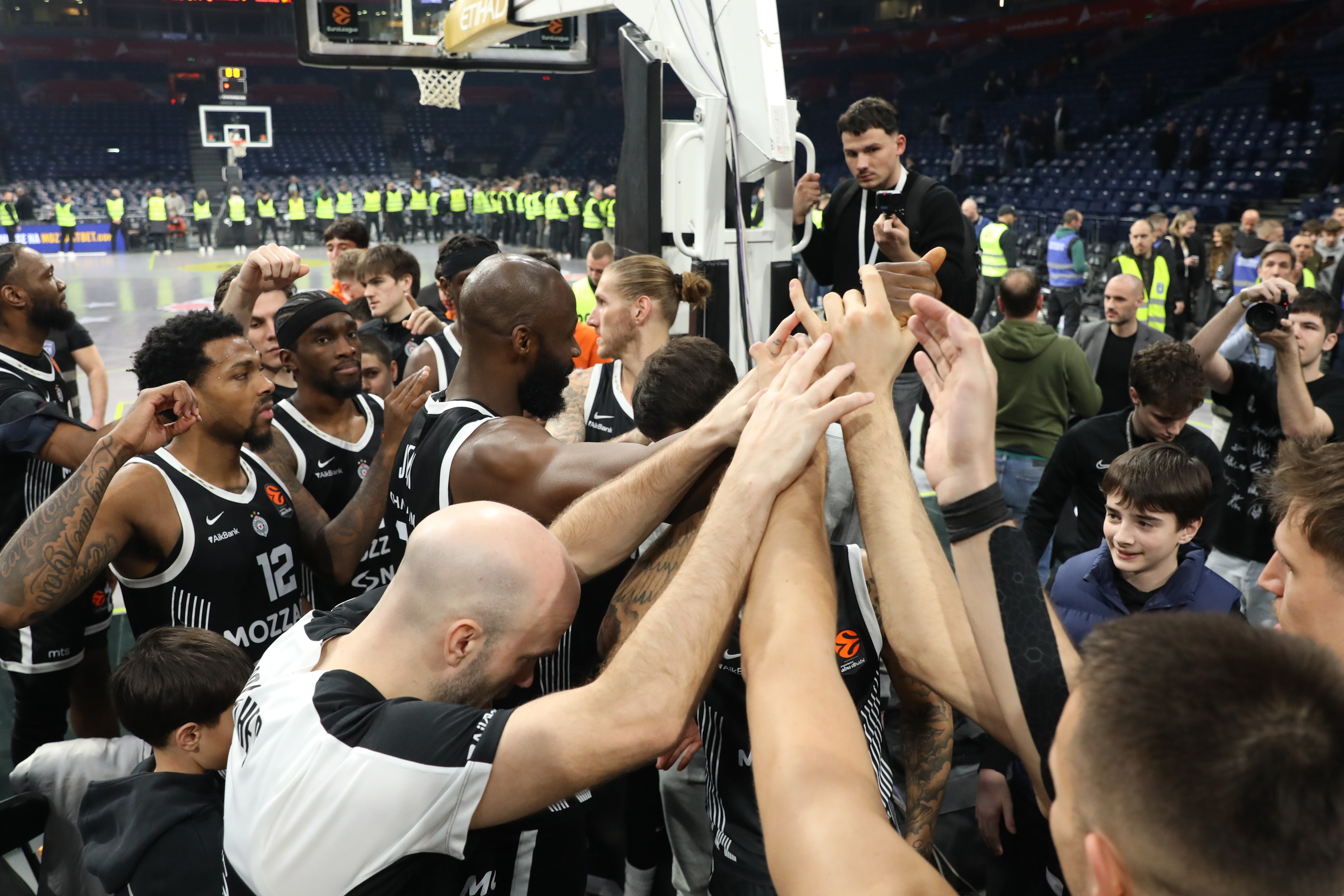 Ovako nešto baš dugo nismo videli na utakmicama Partizana: Crno-beli navijači podsetili na "ona" vremena!