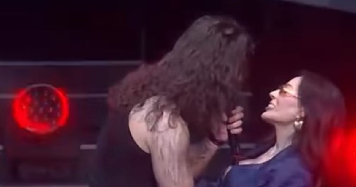 Singer 'grabbed' Ceca, embraced her on stage, then a show followed: She danced seductively, you've never seen her like this