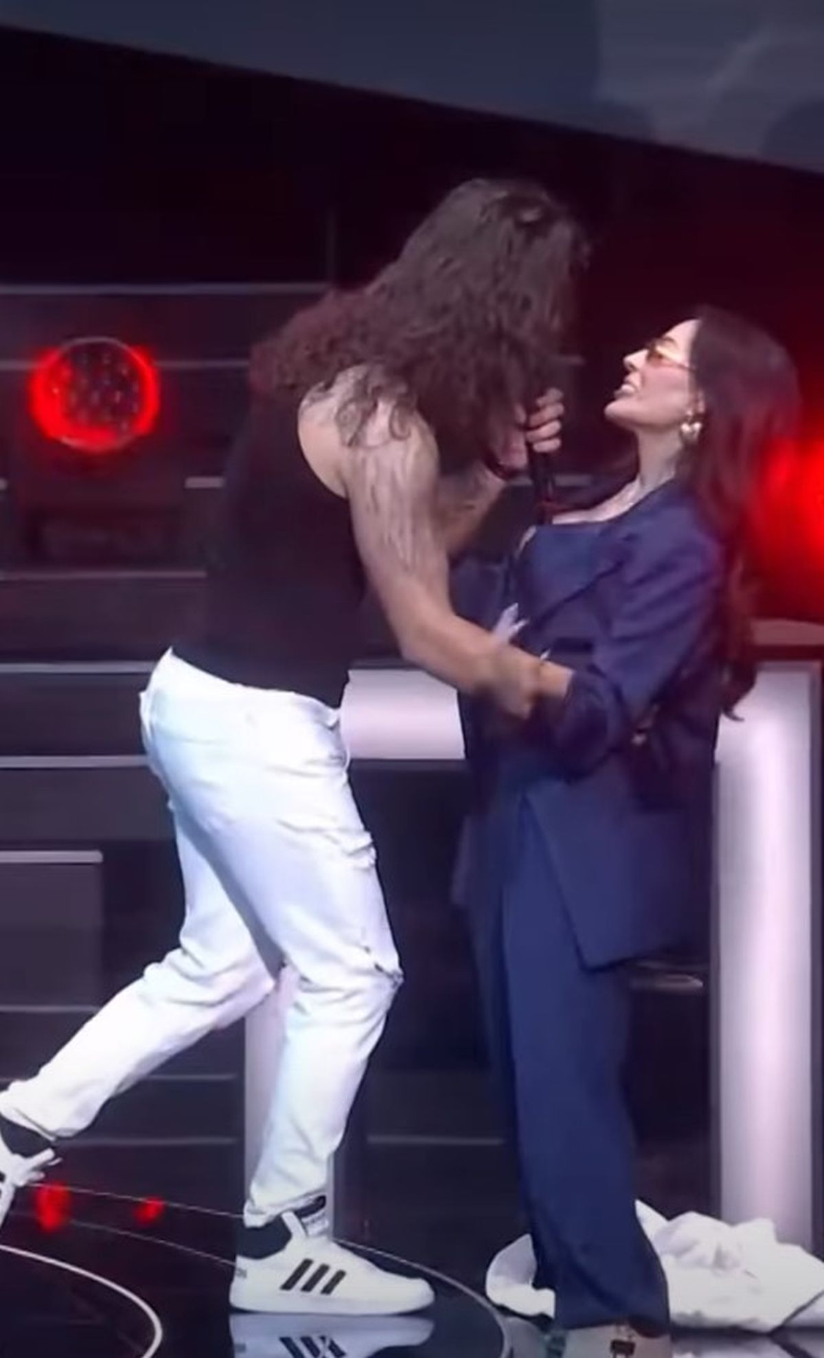 Pevač "zgrabio" Cecu, prigrlio je na sceni, pa usledio šou: Zavodljivo zaplesala, ovakvu je još niste videli