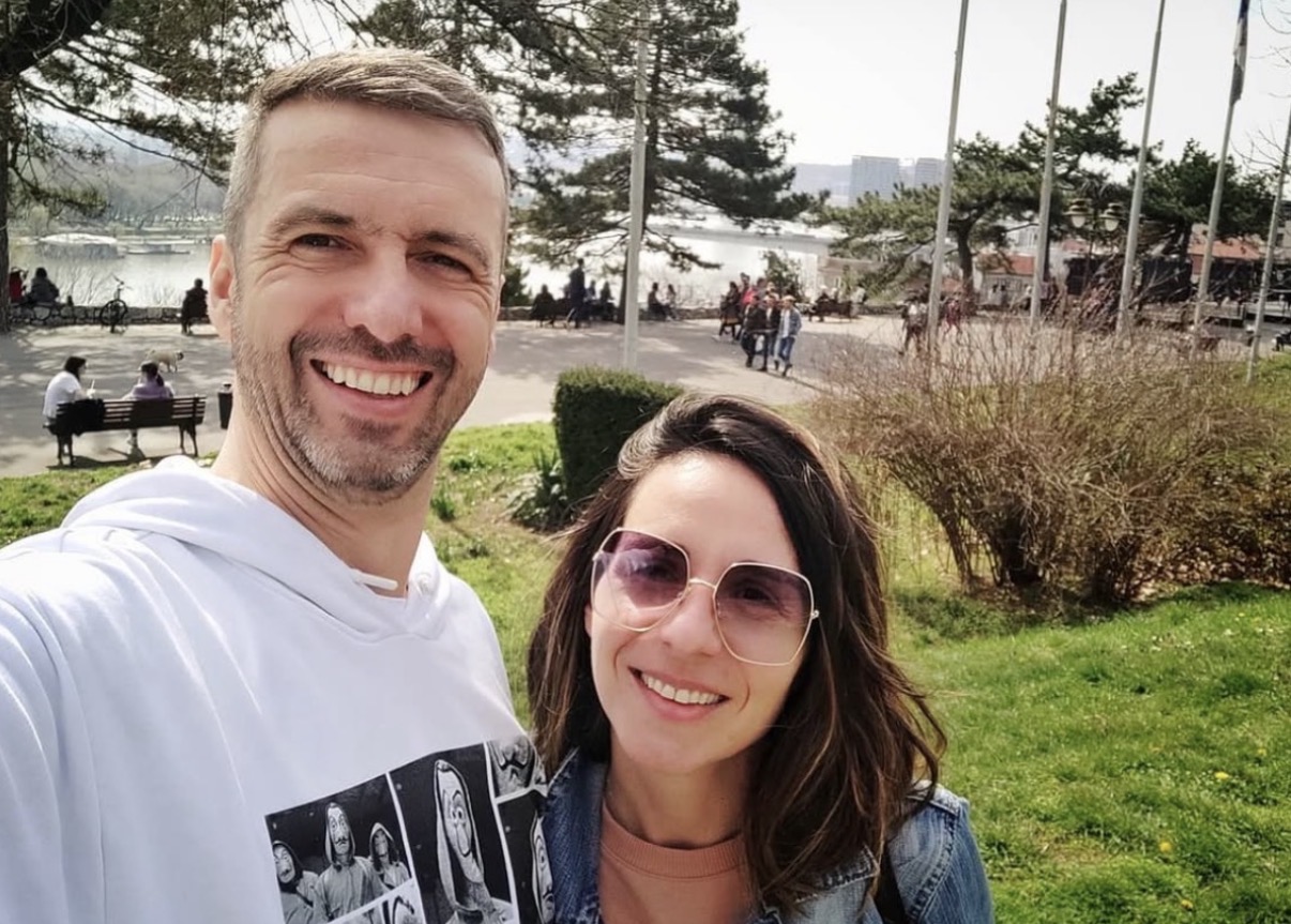 SAZNAJEMO Poznati voditelj se vraća na RTS da vodi Dnevnik! Žene ga obožavaju, a on ljubi lepu srpsku glumicu