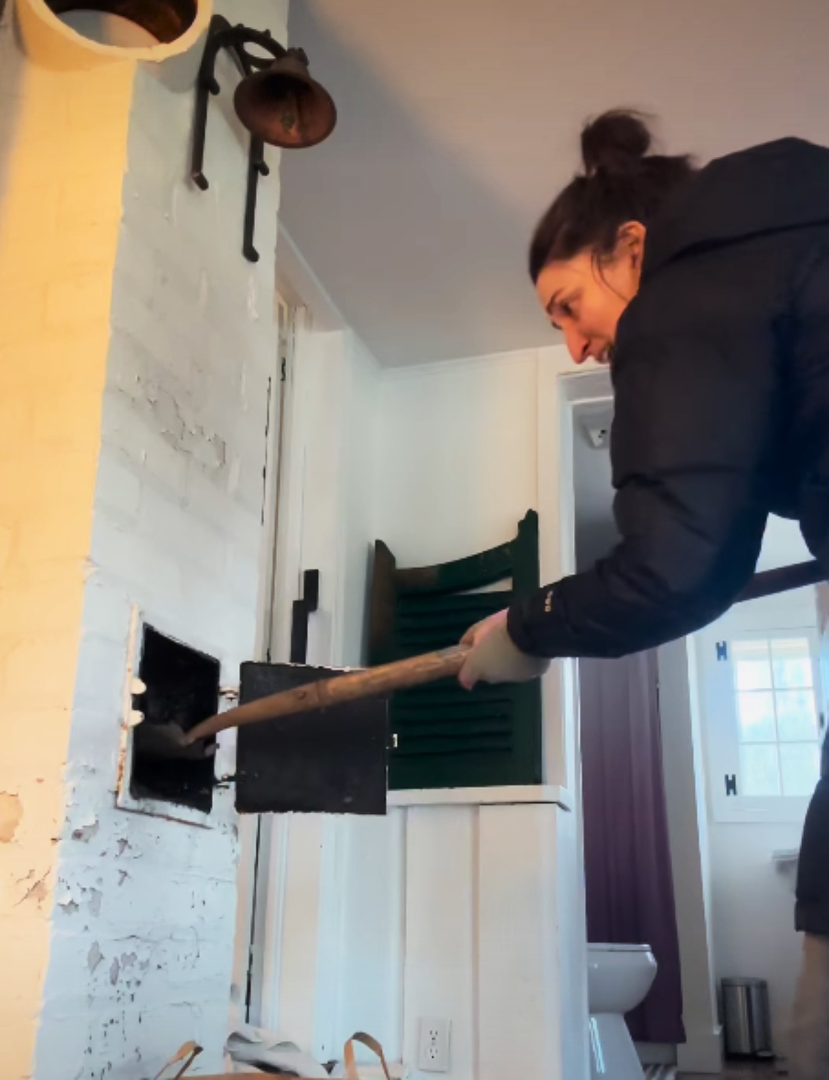 Poznata pevačica KUPILA KUĆU, pa se istraumirala: Dohvatila lopatu i pokazala šta je našla u STAROJ PEĆI