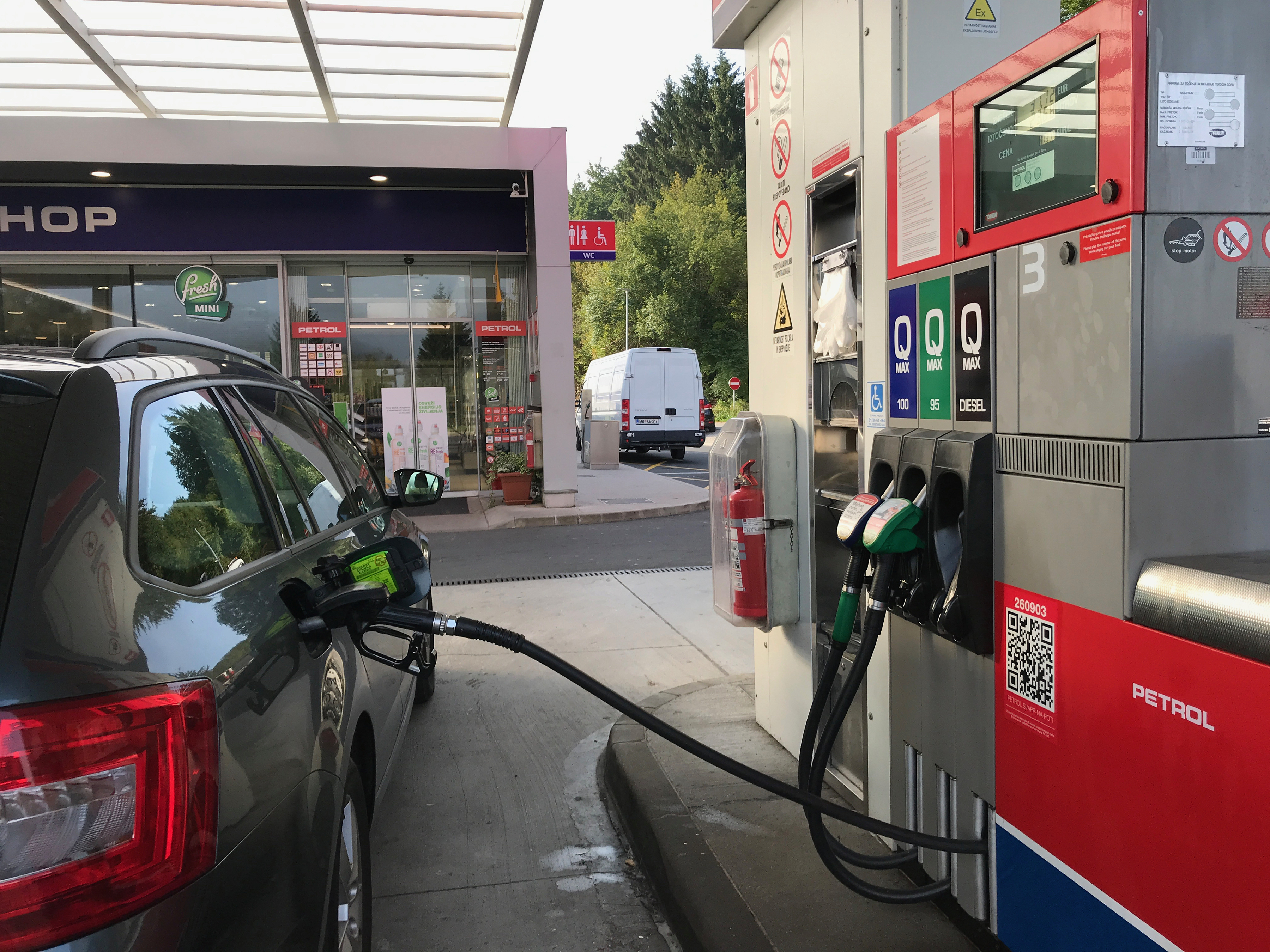 Nestašica i poskupljenje u Sloveniji: Vojska pomaže u snabdevanju gorivom, cene otišle u nebo