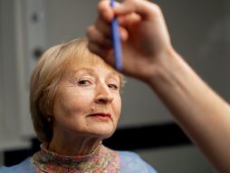 Starija žena, plastična hirurgija