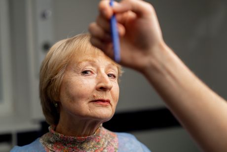 Starija žena, plastična hirurgija