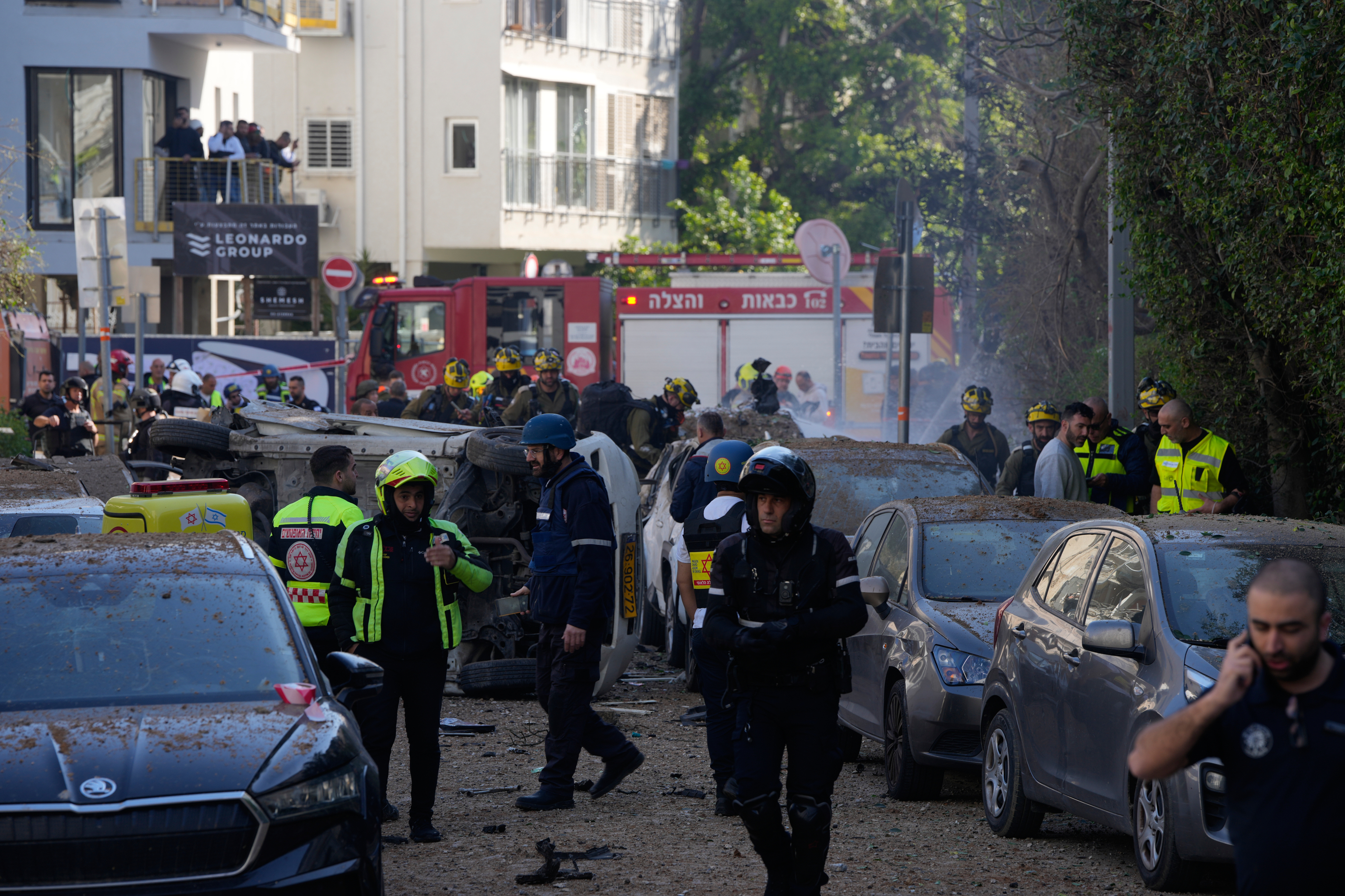 Tel Aviv u plamenu, ima povređenih u napadu Irana: Dramatični prizori spaljenih vozila i urušenih zgrada