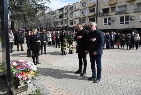 Polaganje venaca žrtvama bombardovanja