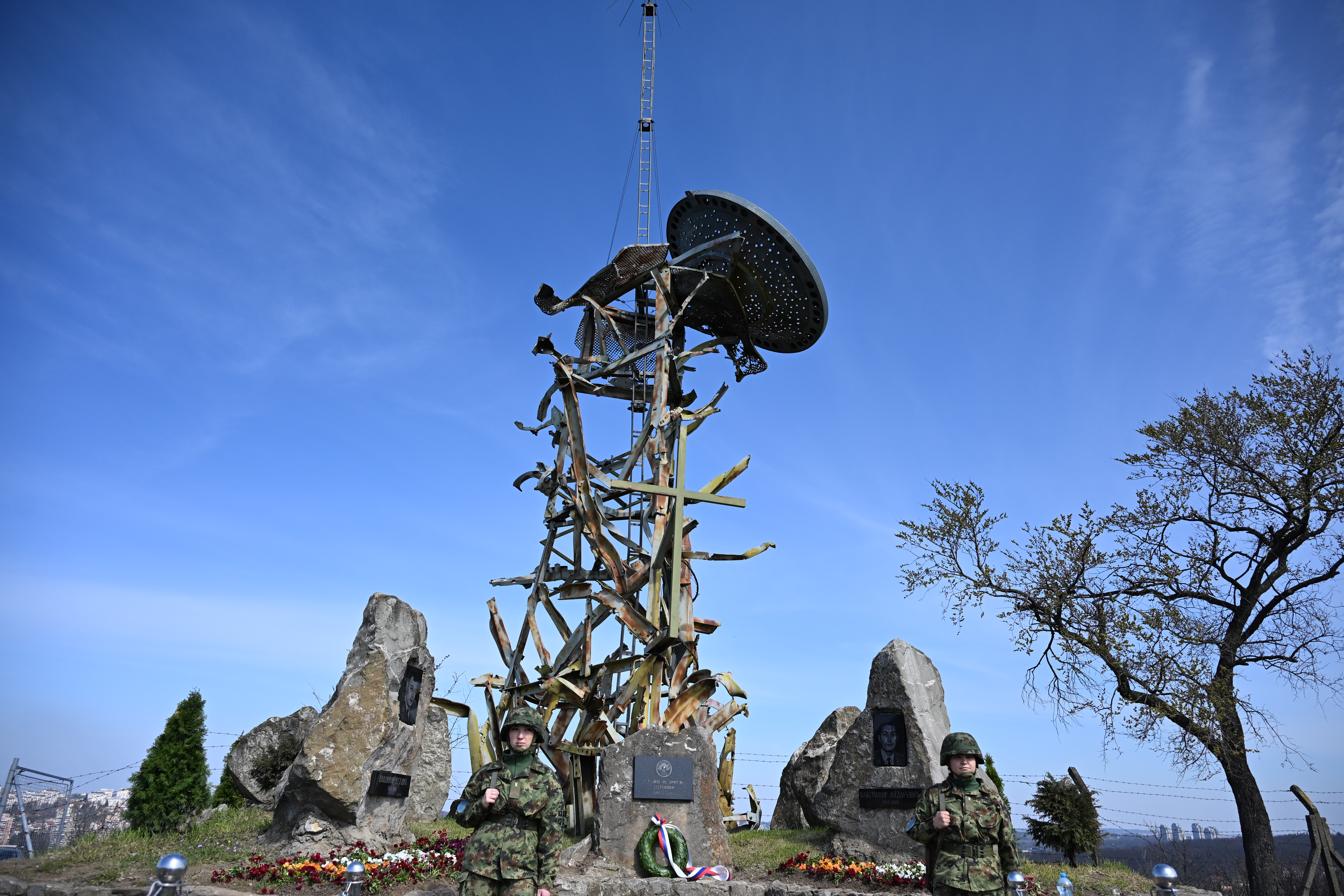 Položeni venci na Straževici gde je pre 27 godina pala prva NATO bomba u Beogradu 1999.