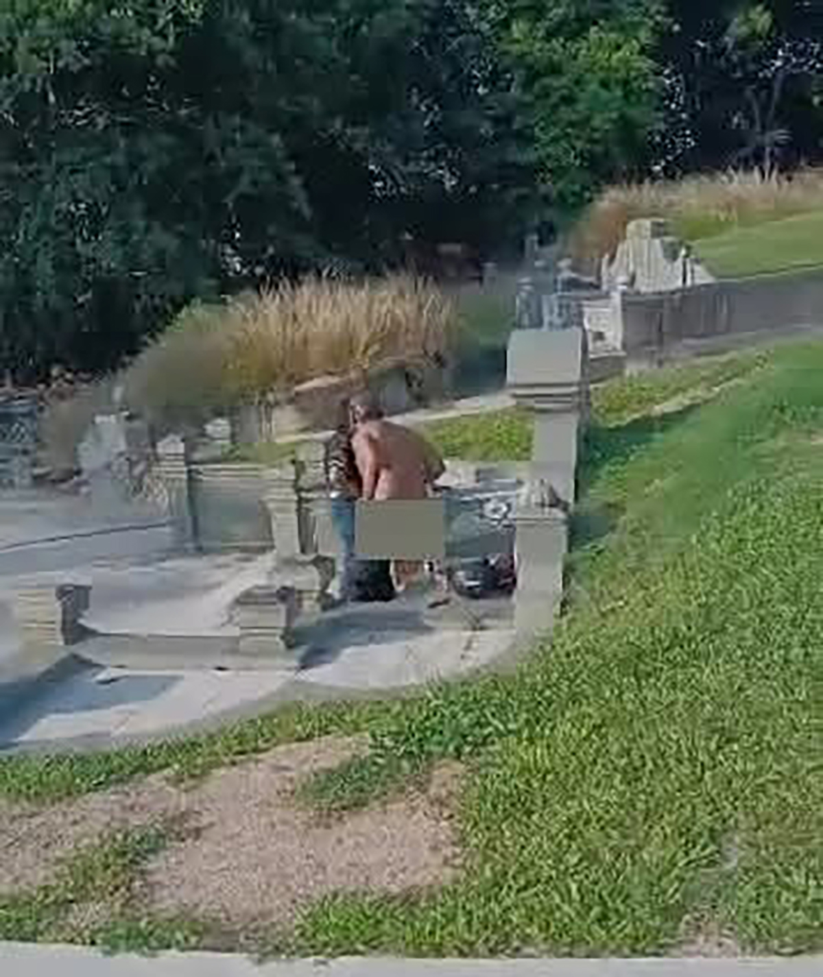 ZANELI SE NA GROBLJU! Muškarac potpuno nag, a žena sedi na nadgrobnom spomeniku: Snimak sve zgrozio