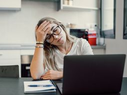 Devojka, žena, stres, umorna, glavobolja