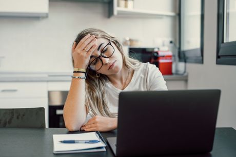 Devojka, žena, stres, umorna, glavobolja