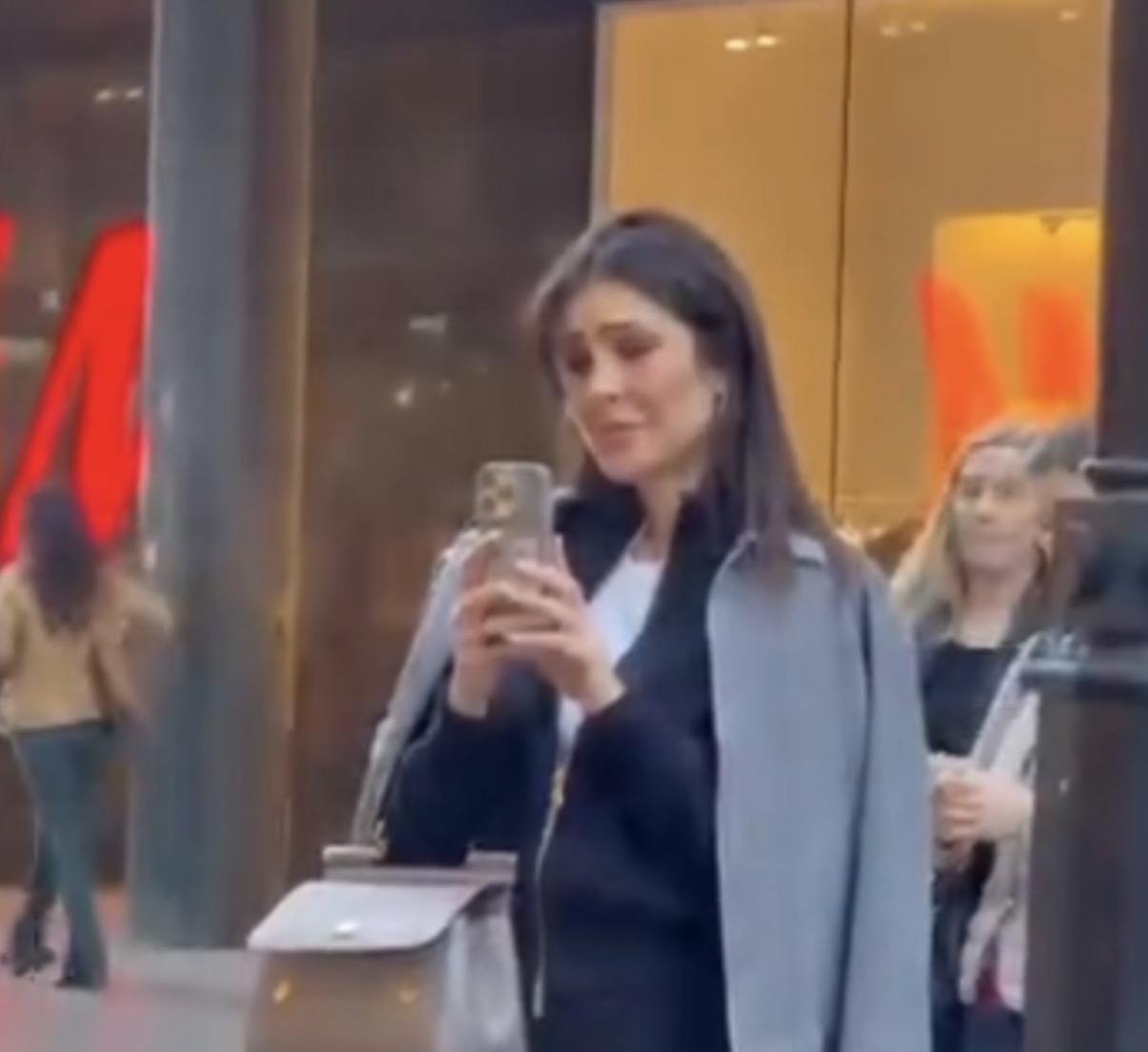 Naša glumica snimljena kako plače nasred Knez Mihailove! Nije znala da je snimaju, ovaj prizor ju je slomio