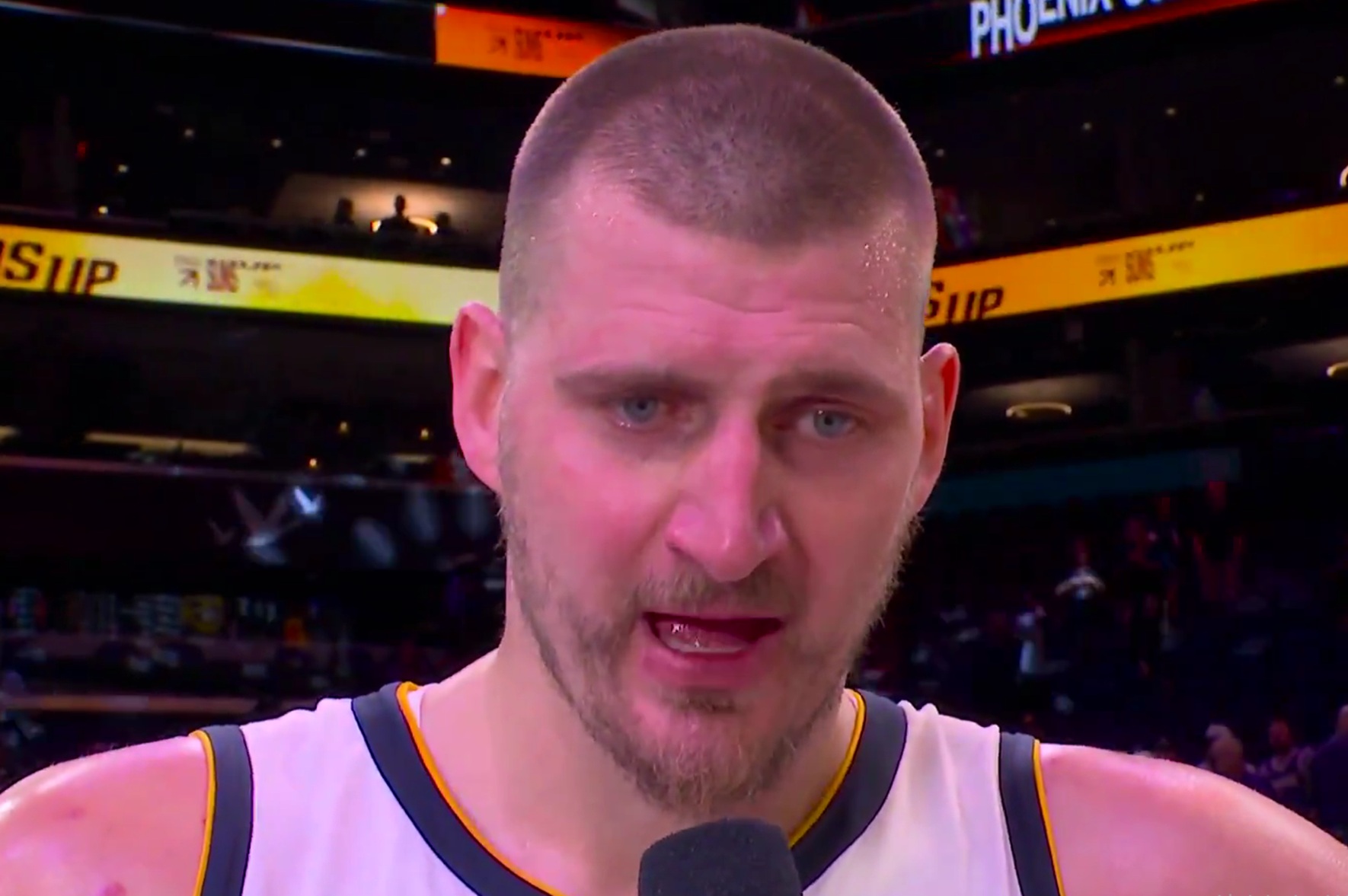 Jokić nikad skromniji, a ima razloga da bude pun sebe, reči posle istorijske noći opisuju njegov karakter