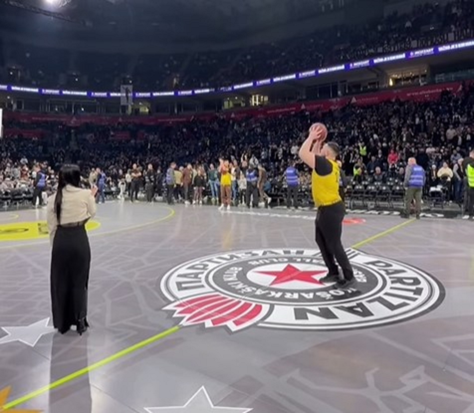 Navijač Partizana postao apsolutni hit u Areni: Imao najluđi šut sa pola terena, pa poljubio grb na parketu