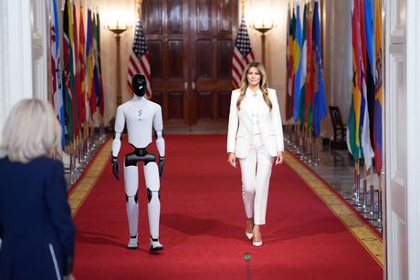 Melanija Tramp i robot