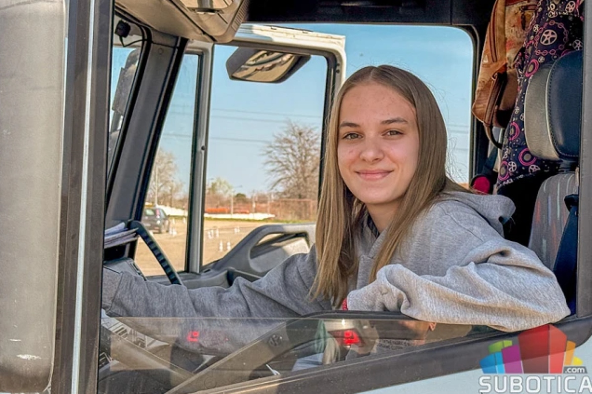 Martina ima samo 18 godina i već vozi kamion: "Hoću da se zaposlim u subotičkoj špediciji"