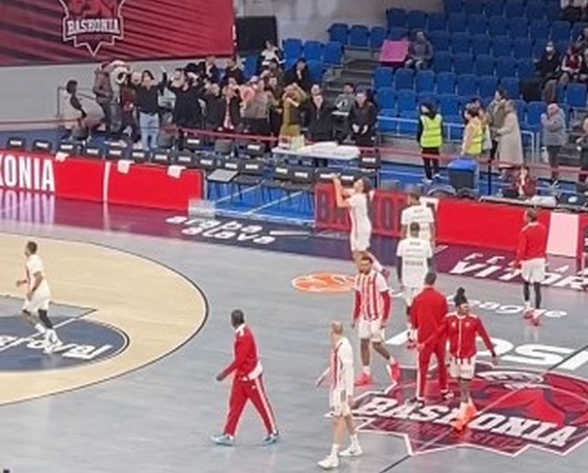 "Nema predaje" i srpski simboli na utakmici Zvezde u Španiji, na jednom od odlučujućih mečeva u Evroligi