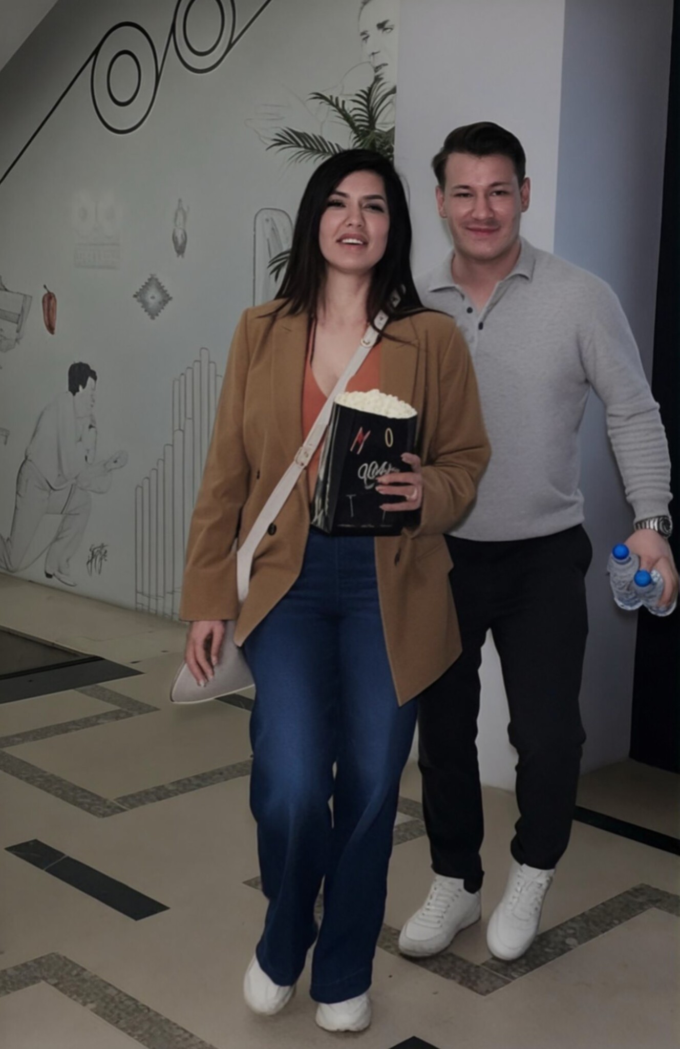 Verenik Tanje Savić kupio kokice za koncert! Pevačica stigla u topiću, kasnila sat i po vremena - ljudi u šoku