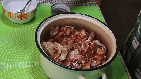 farbanje jaja u lukovini za uskrs