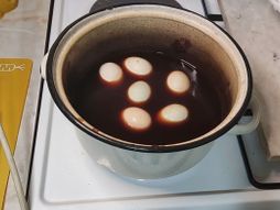 farbanje jaja u lukovini za uskrs