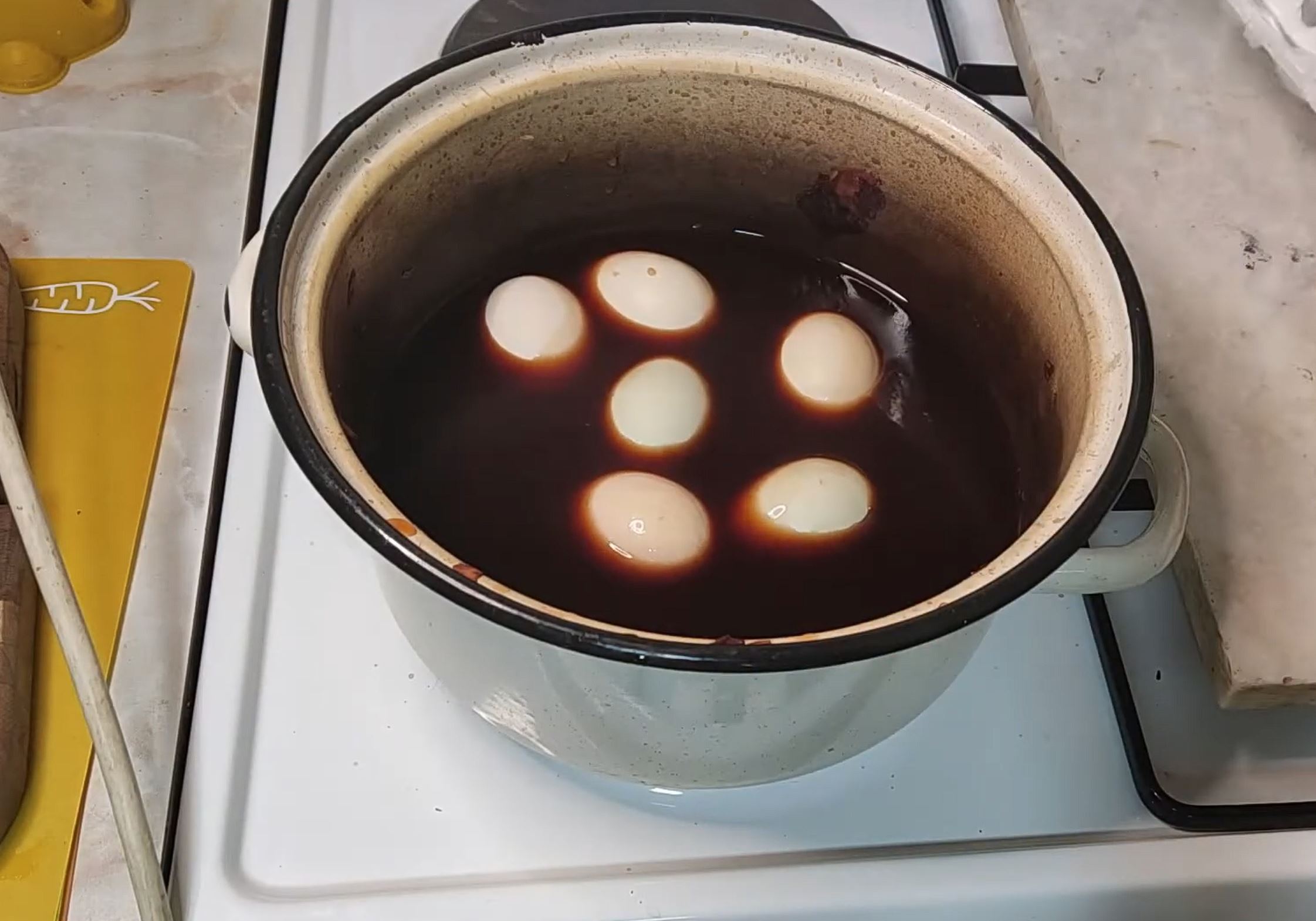 Za sve one koji ne vole veštačke boje: Ovako su naše bake farbale jaja da ne pucaju i budu tamnocrvena