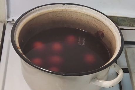 farbanje jaja u lukovini za uskrs