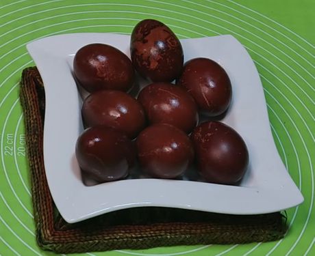 farbanje jaja u lukovini za uskrs