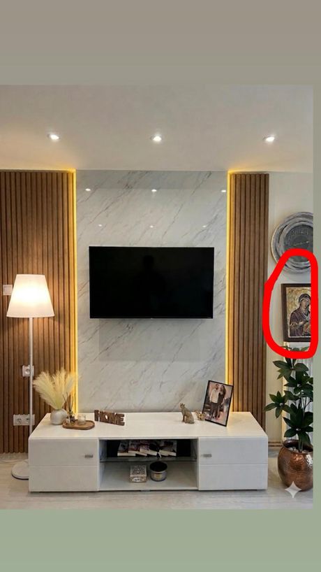 Čudo na zidu, ikona Presvete Bogorodice, AI