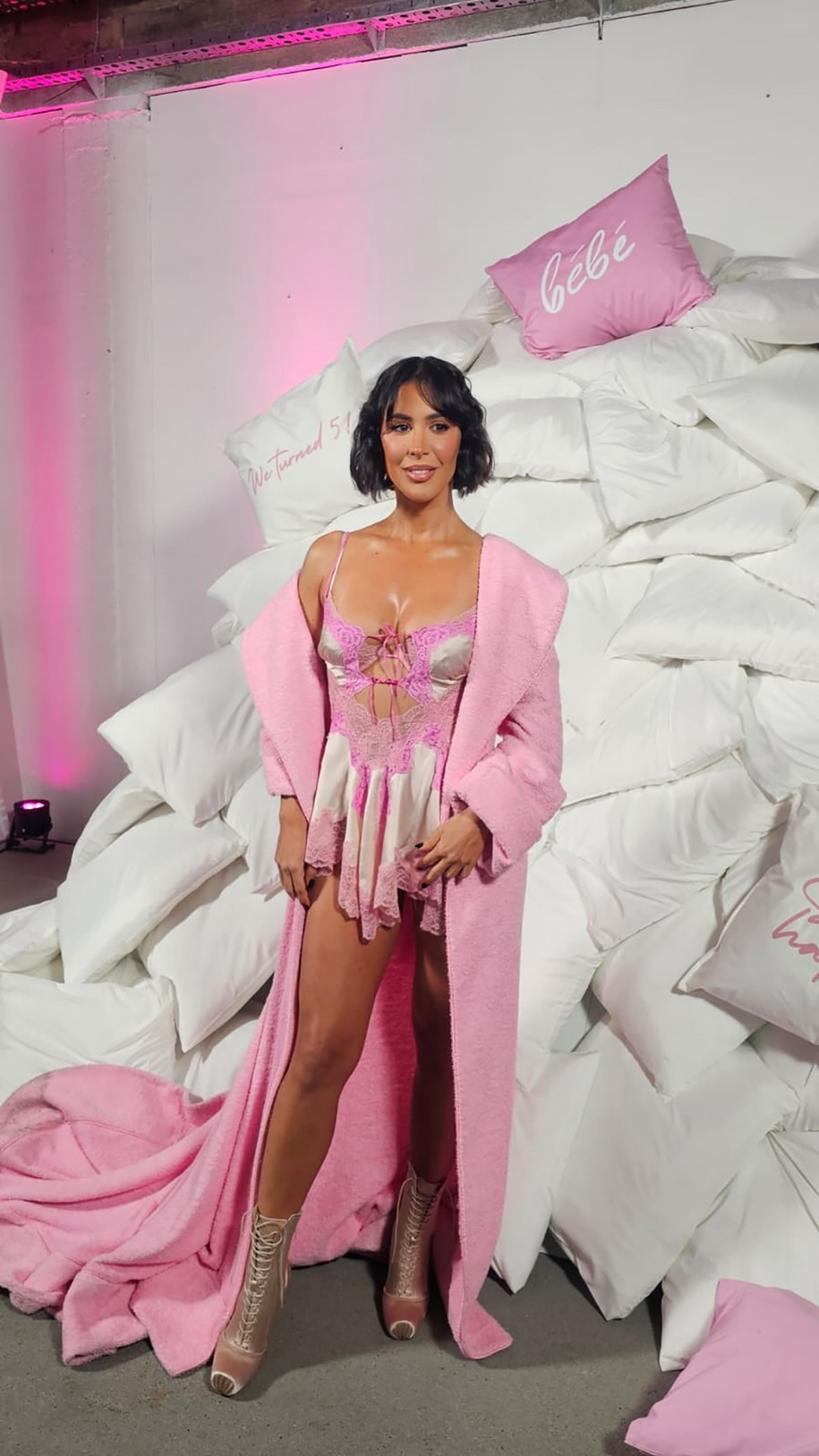 Dunja Jovanić u javnosti u čipkanoj spavaćici! Nećete znati gde pre da gledate - nauljila dekolte, a noge...