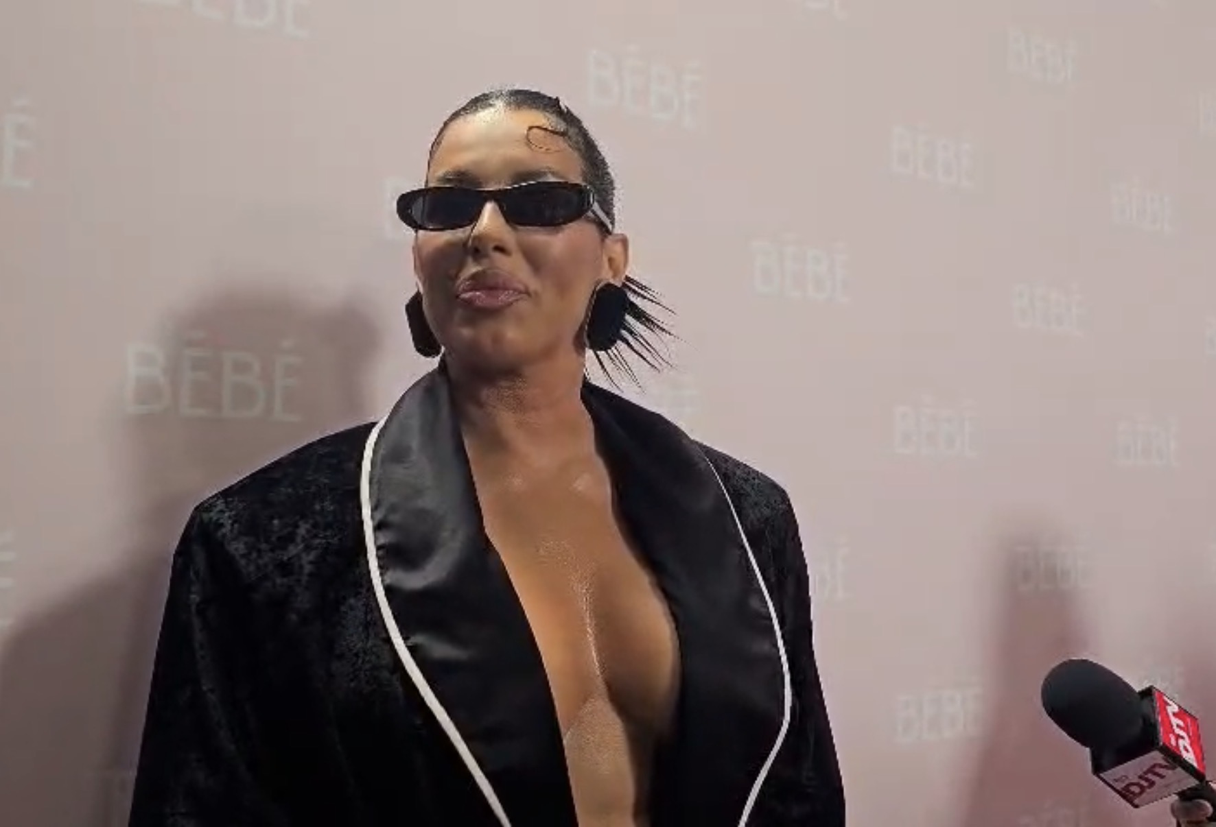 Seka Aleksić prošetala dekolte do pupka! Brushalter ne nosi - smršala 7 kila, pa sve ponosno pokazala