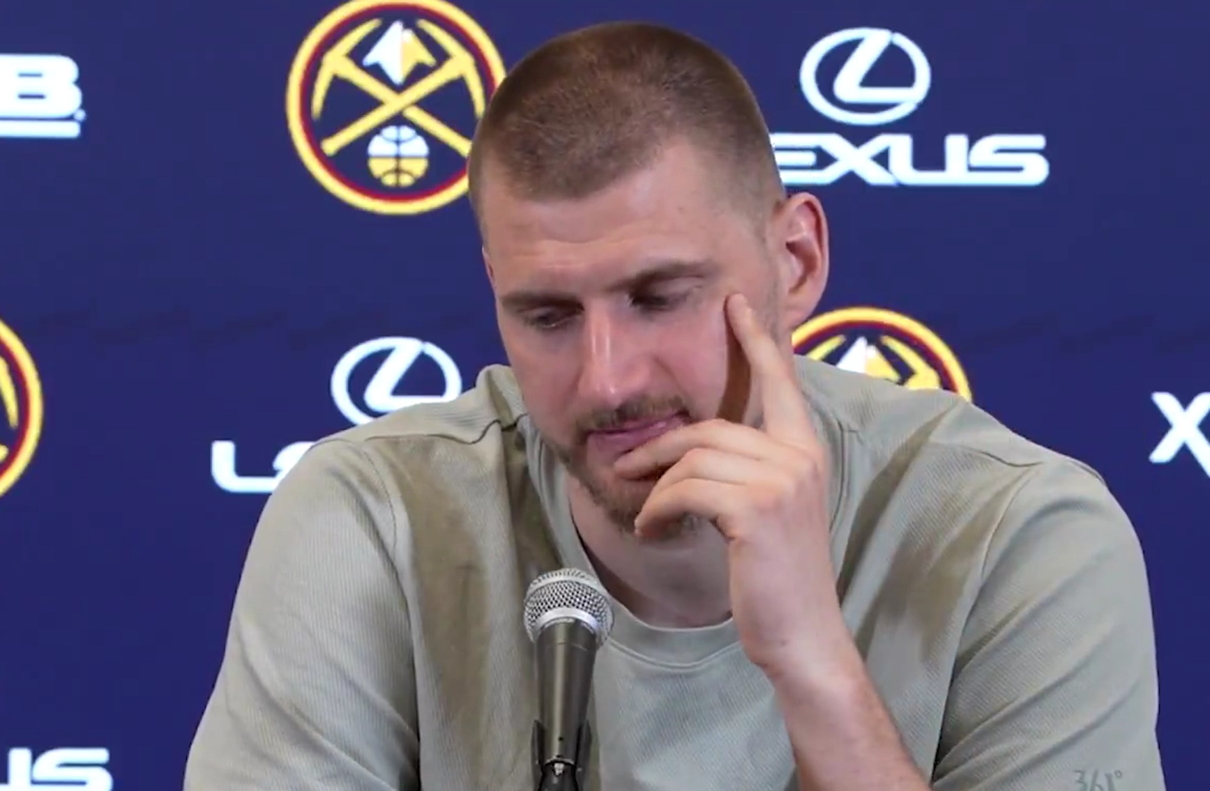 "Plakao sam": Jokić se posle nove predstave za istorijske almanahe prisetio tužnog momenta iz svoje karijere