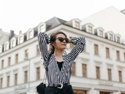 žena, ulica, horoskop, košulja